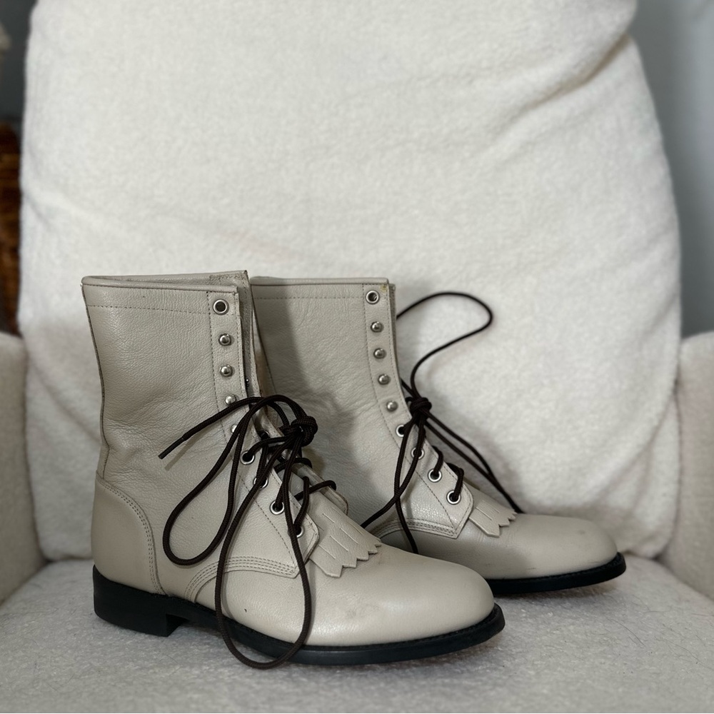 Vintage Justin Boots cream colored fringe detailing Size 6